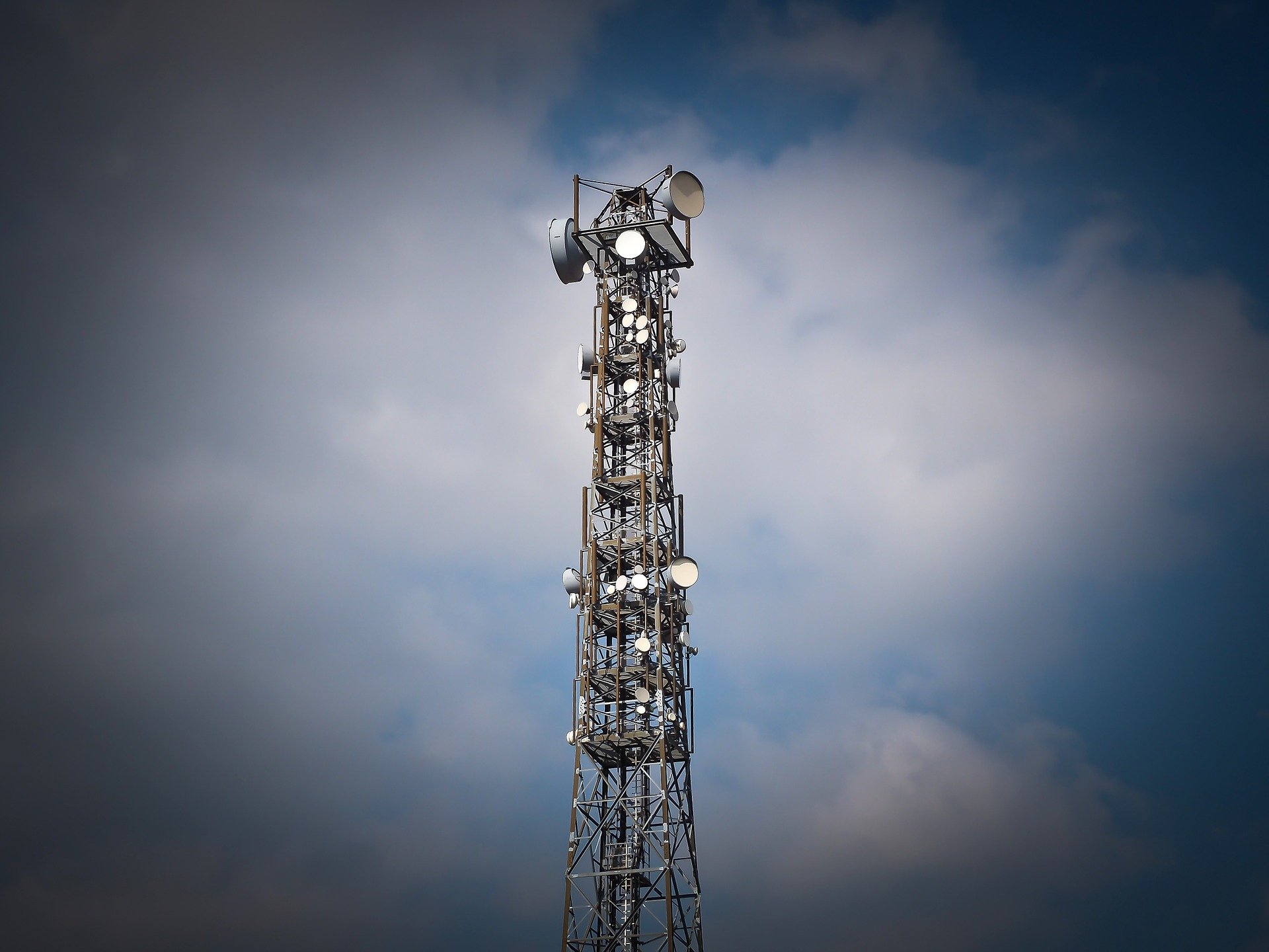 5G síť - Vysílací věž telekomunikačních operátorů